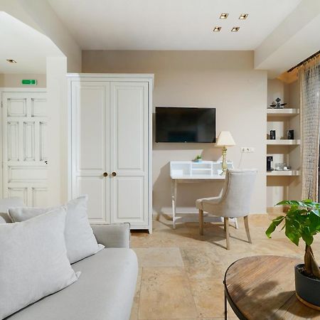 Agorastos Suites Койнира Екстериор снимка