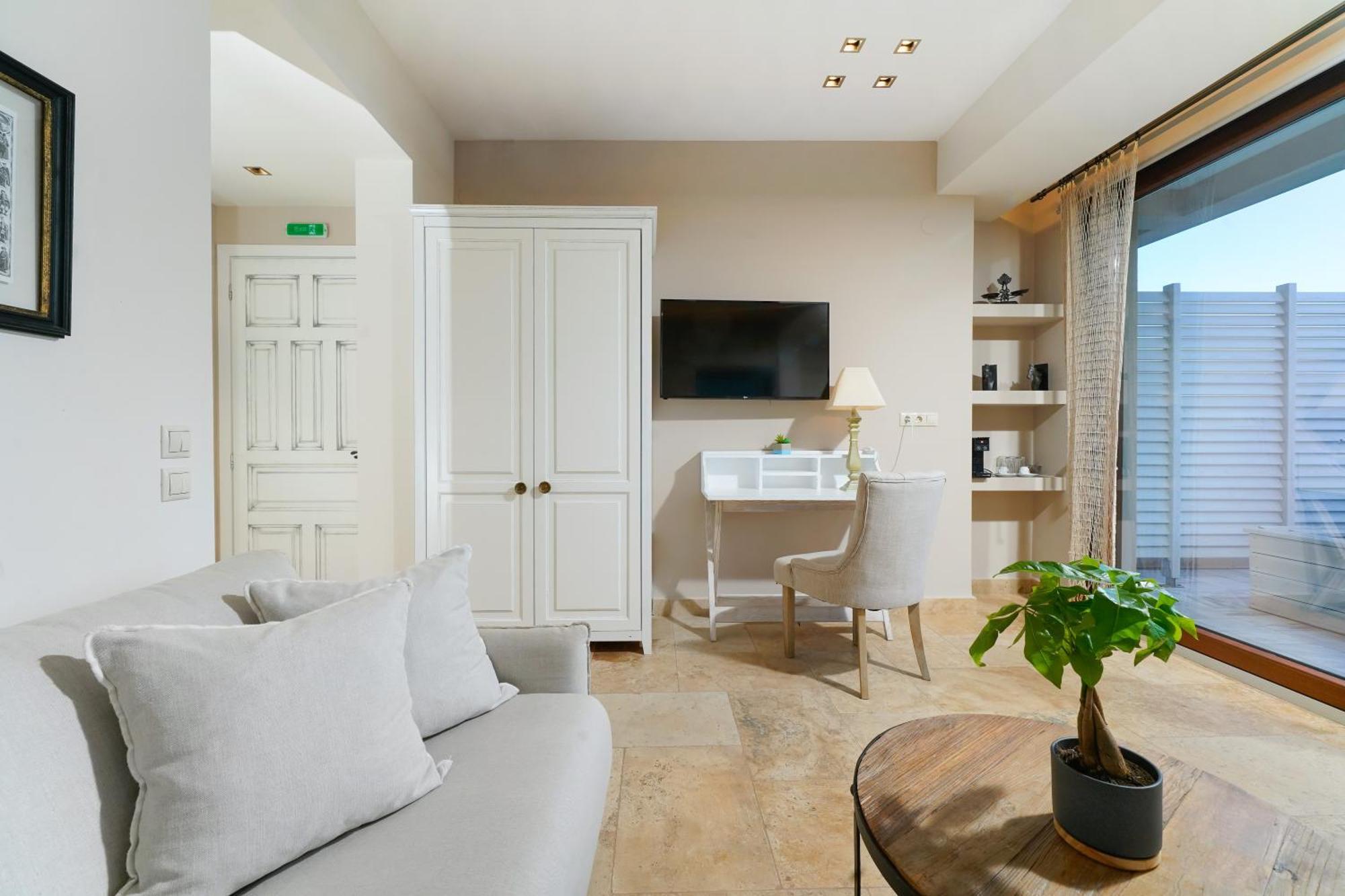 Agorastos Suites Койнира Екстериор снимка