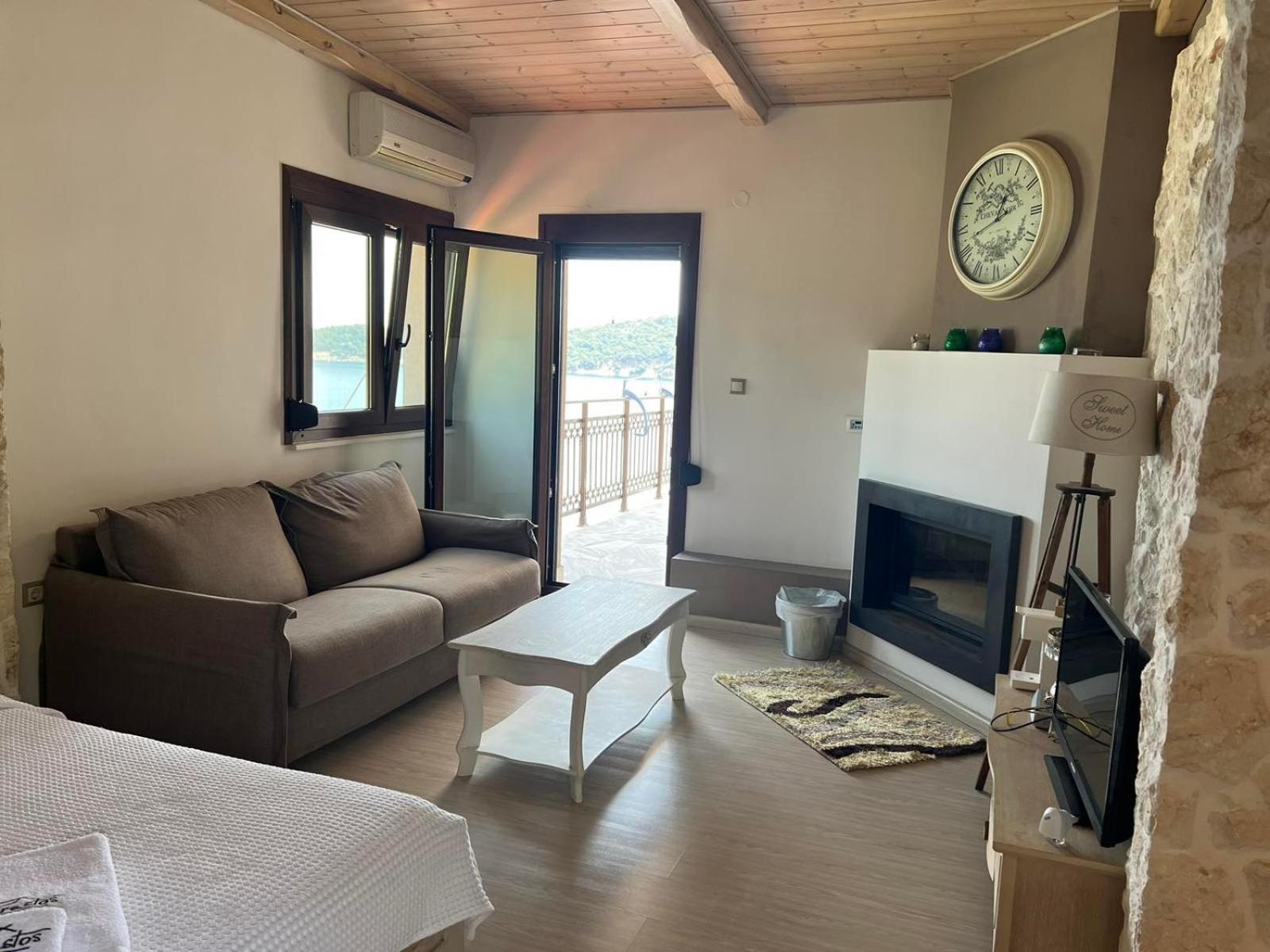 Agorastos Suites Койнира Стая снимка